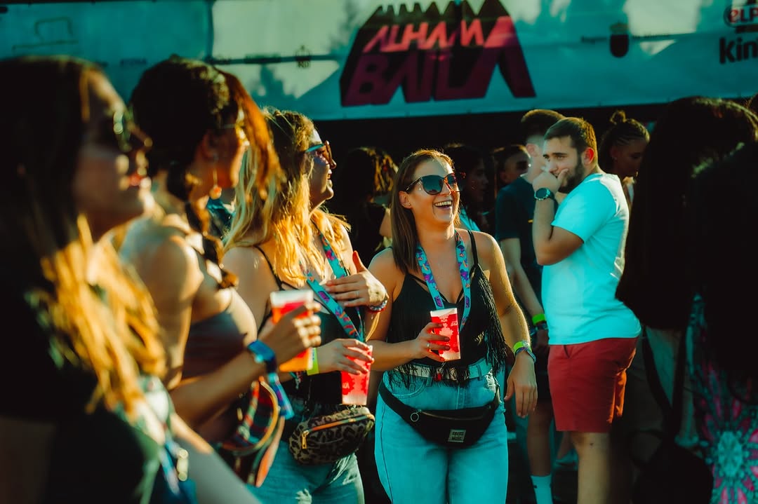 Grupo de asistentes riendo bajo la lona del festival