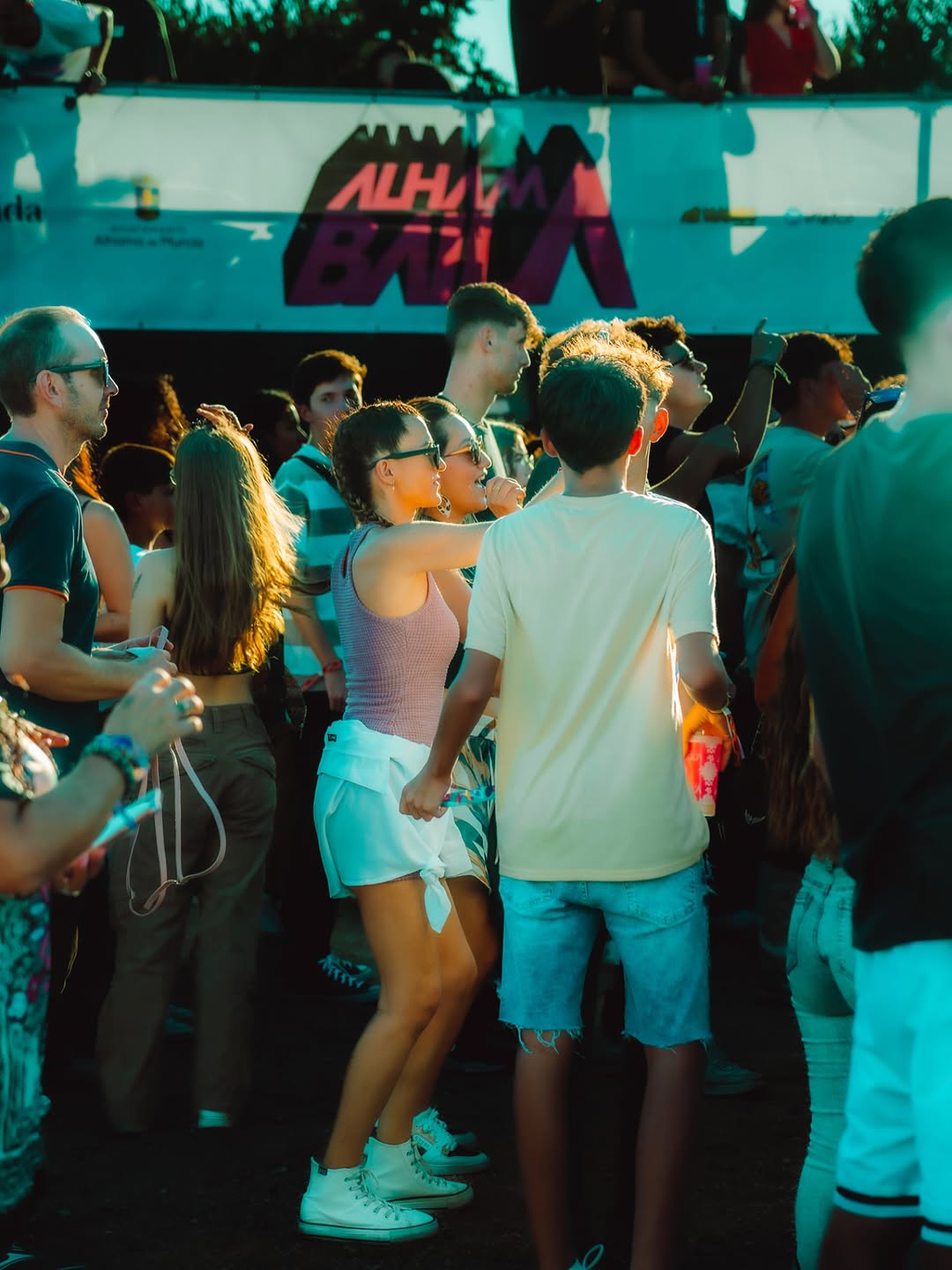 Público bailando delante de la lona del festival Alhama Baila